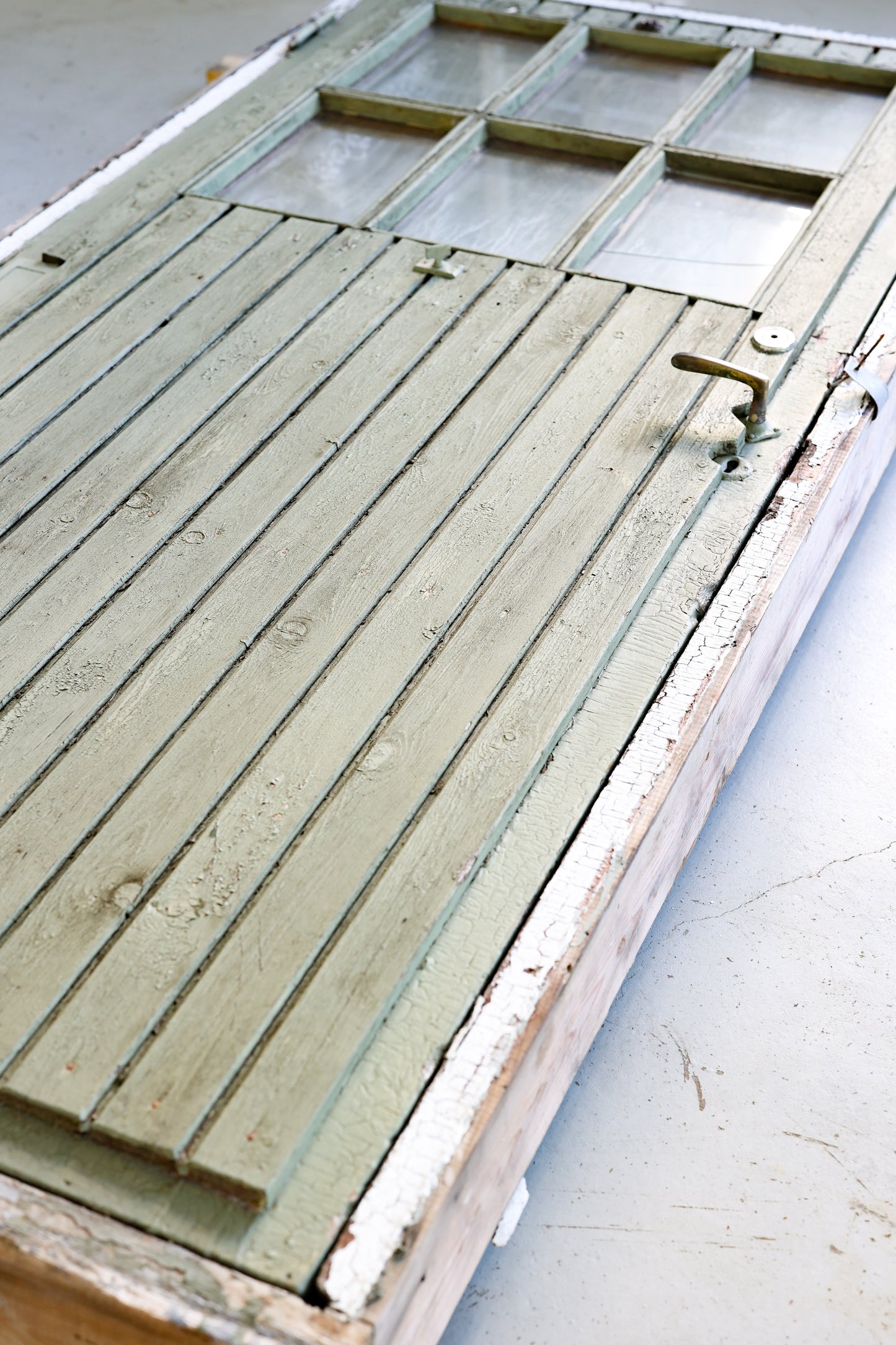 Ulko-ovi ruudukkolasilla